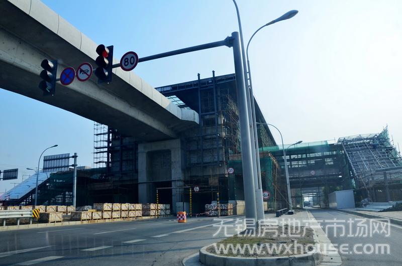 周边配套：地铁一号线终点站      