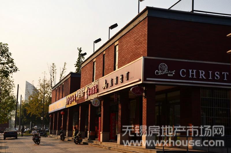 周边配套：绿地世纪城沿街商业配套      