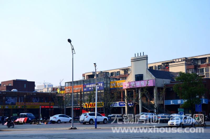 周边配套：绿地世纪城沿街商业配套      