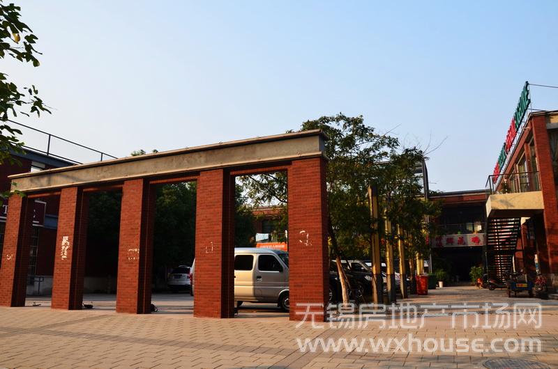 周边配套：绿地世纪城沿街商业配套      