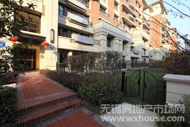 项目现房门前实景      