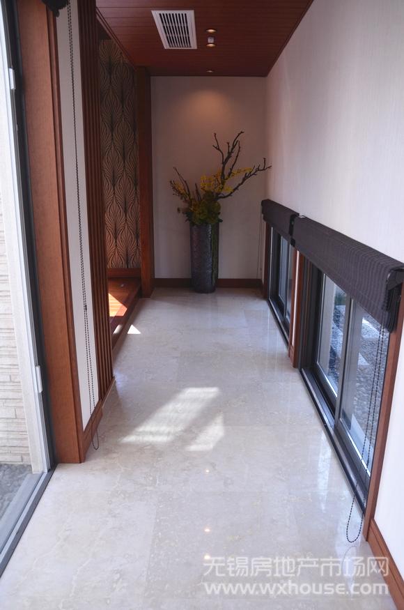 裕沁湖畔庭441㎡别墅样板间——一楼过道，采光充足，格局新颖美观      