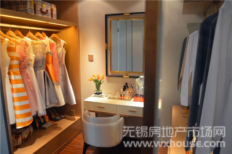125㎡跃层户型样板间二层衣帽间      
